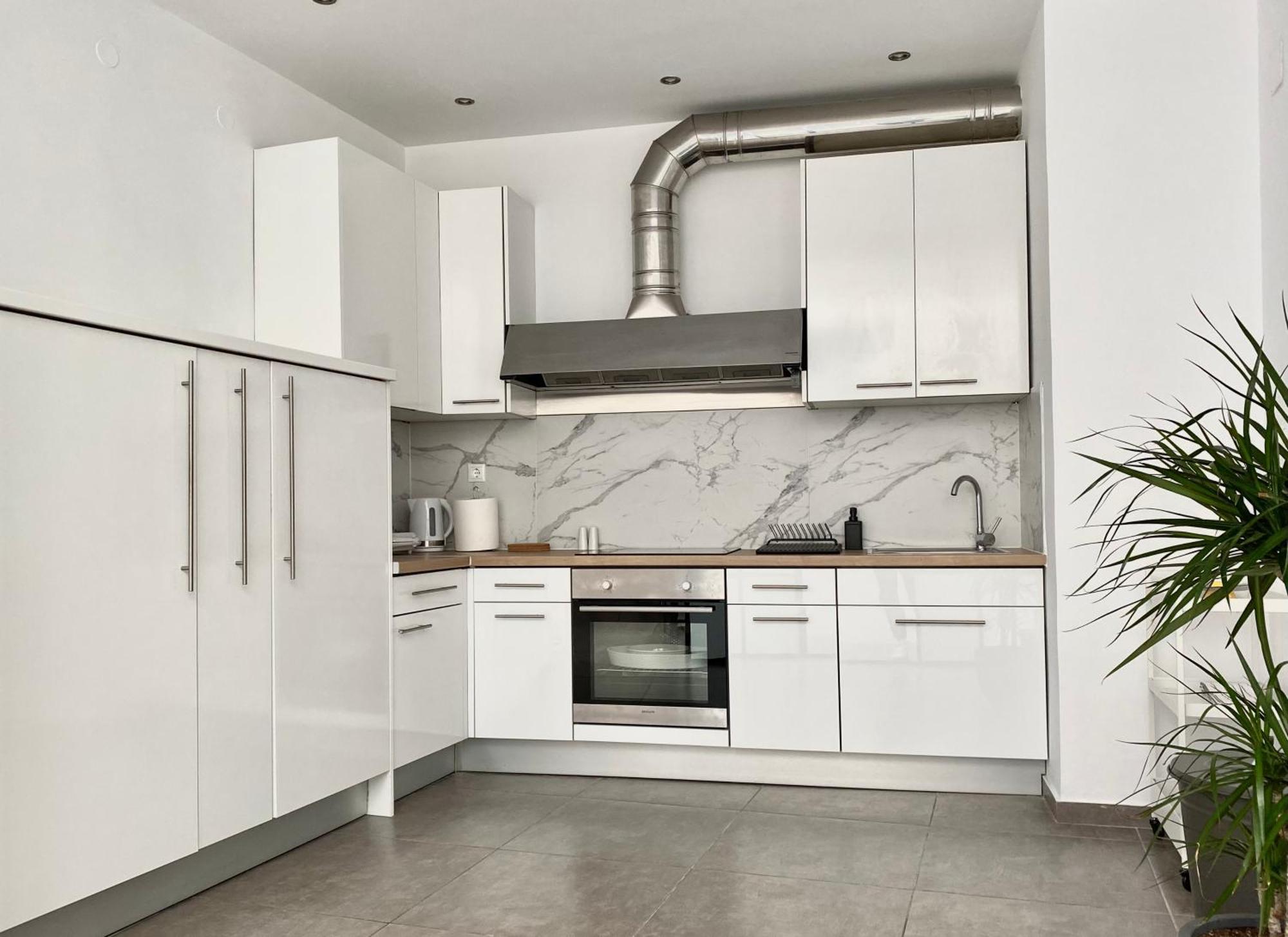 Central, Spacious And Bright 2-bedroom Apartment. Appartement Iraklion