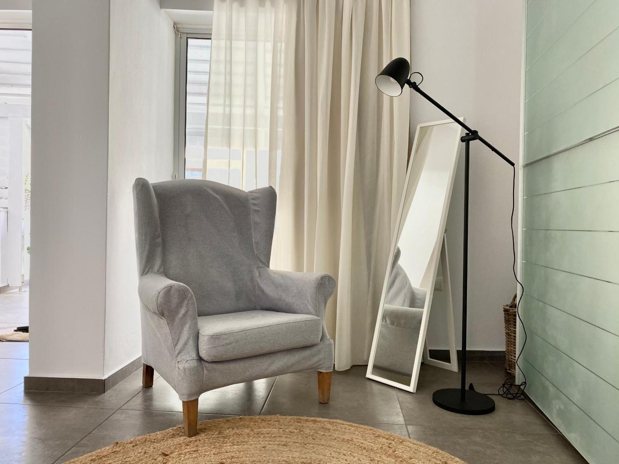 Central, Spacious And Bright 2-bedroom Apartment. Appartement Iraklion