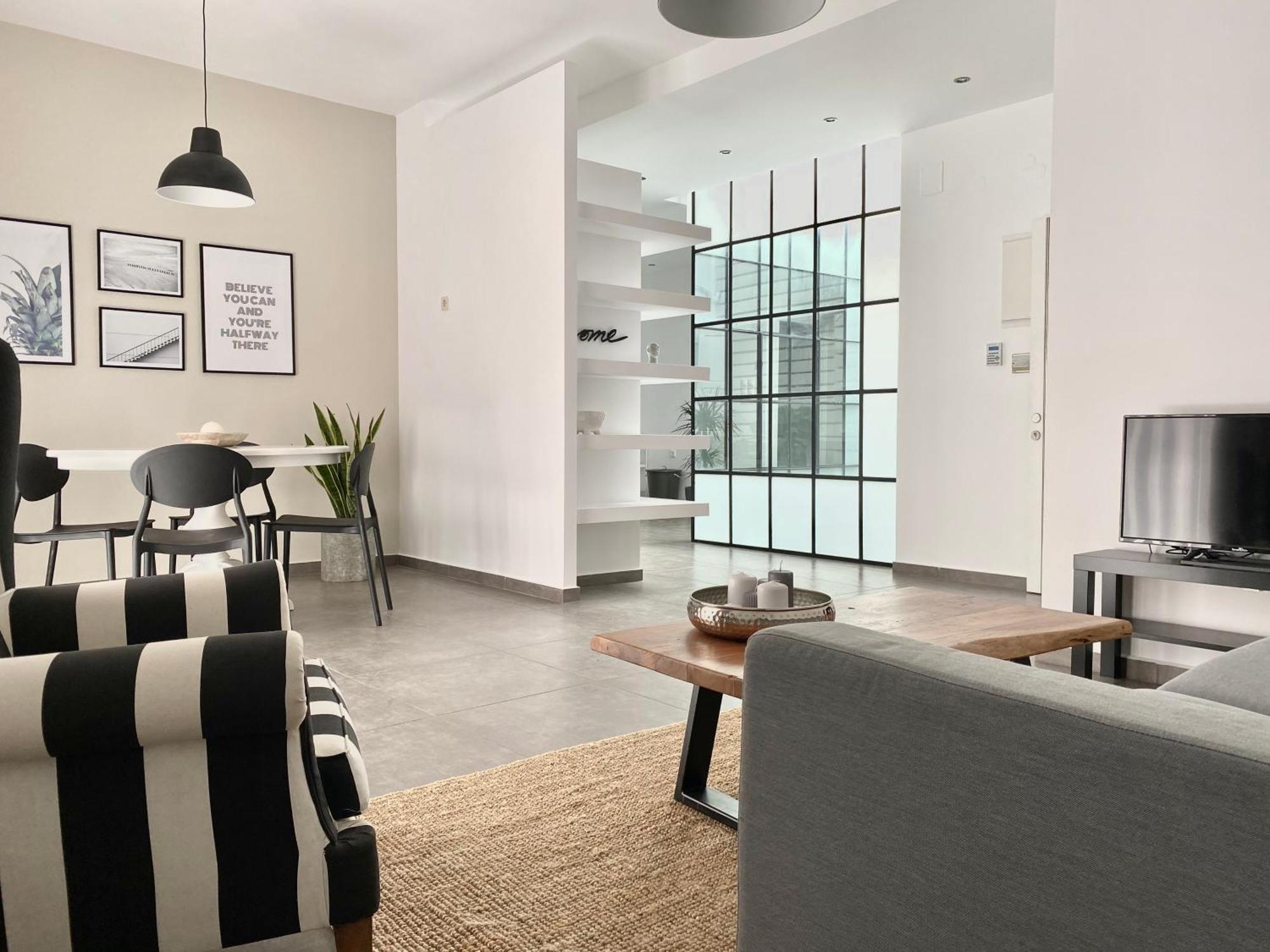 Apartamento Central, Spacious And Bright 2-bedroom Apartment. *